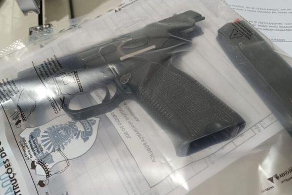 Homem tenta despistar abordagem, mas &eacute; preso com pistola escondida sob o colch&atilde;o