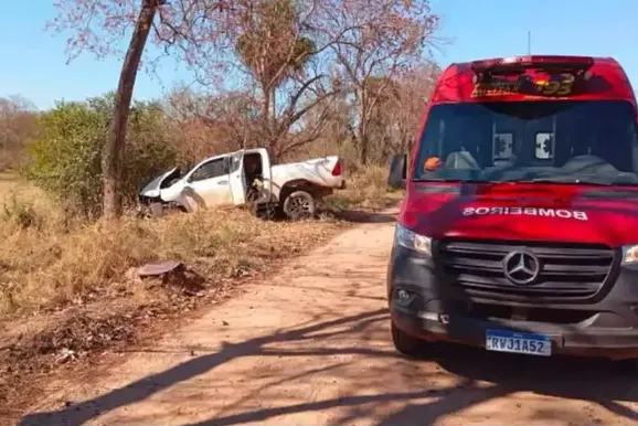 Idoso morre e dois ficam feridos ap&oacute;s caminhonete capotar na MS-454