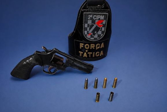 Jovem &eacute; preso com rev&oacute;lver ap&oacute;s disparos em frente &agrave; resid&ecirc;ncia em Caarap&oacute;
