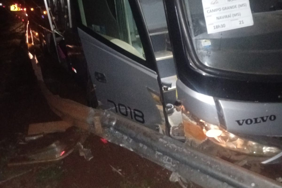 &Ocirc;nibus com destino a Navira&iacute; perde controle e sai da pista na BR-163