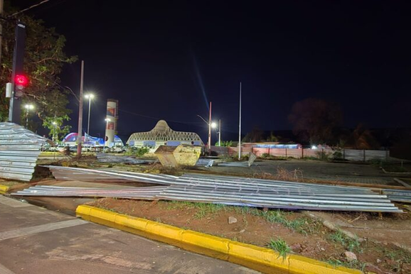 Vendaval derruba fachada do F&oacute;rum em MS e rajada chega a 60,8 km/h