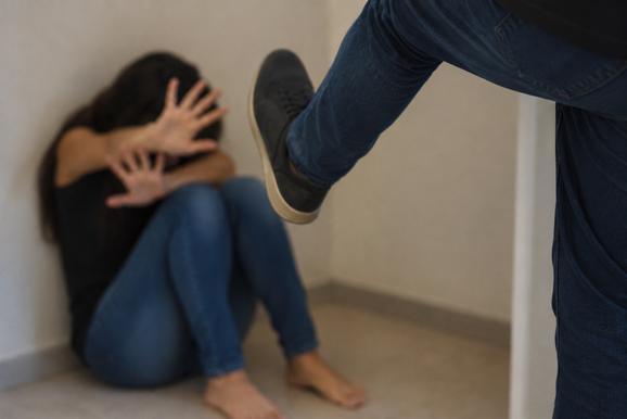 Ex invade casa e agride mulher com chute no bairro Jacar&eacute;
