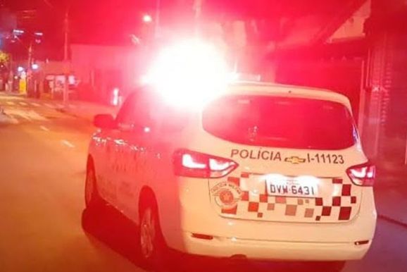 Homem &eacute; preso ap&oacute;s amea&ccedil;ar a m&atilde;e e destruir carro e m&oacute;veis no bairro Bananal
