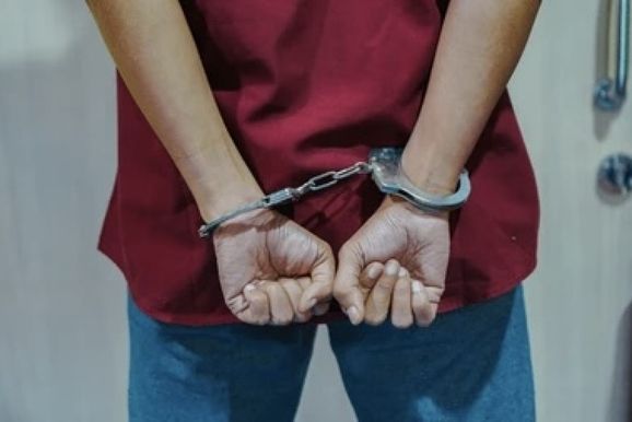 Nem preso ele parou: suspeito resiste e danifica viatura da Guarda ap&oacute;s captura