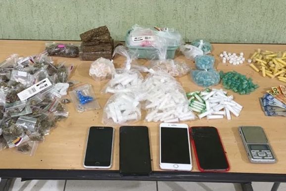 A casa caiu no Vilarejo: porta aberta e cheiro forte levaram policiais ao local