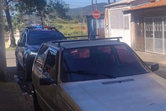 Carro furtado em Jundia&iacute; &eacute; encontrado abandonado no Novo Bonfim
