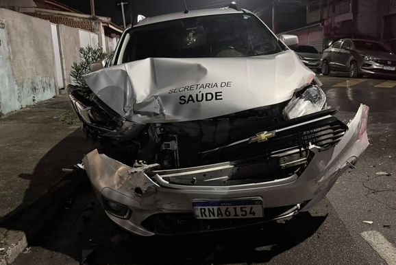 Homem furta carro da Prefeitura, bate em tr&ecirc;s ve&iacute;culos e diz que s&oacute; queria dar uma volta