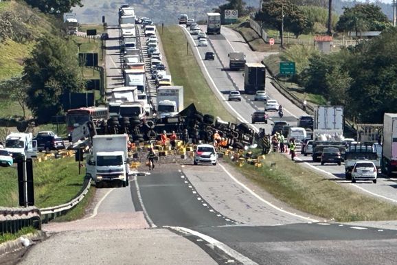 Motociclista morre ap&oacute;s carreta invadir pista contr&aacute;ria na Rodovia Dom Gabriel em Cabre&uacute;va
