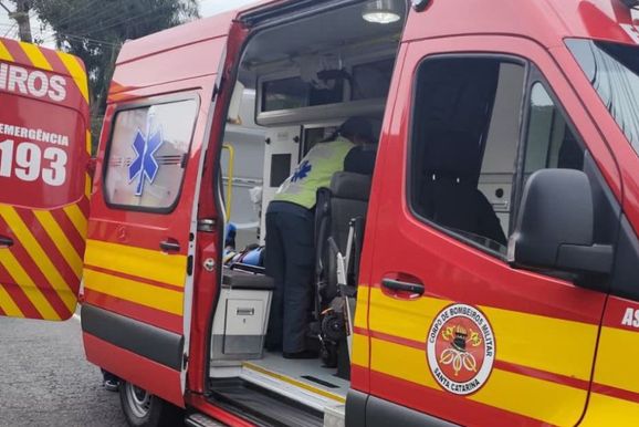 Acidente em frente ao CRAS deixa motociclista ferido, em Canoinhas