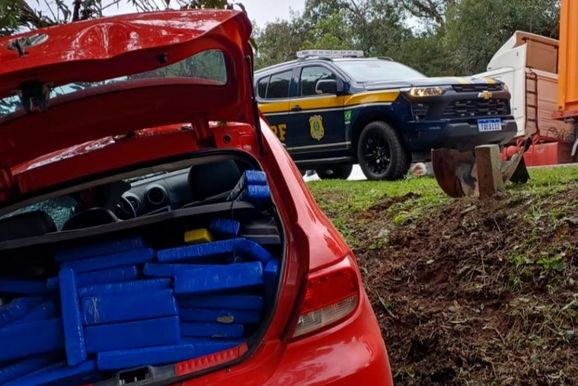 Carro com quase 200 kg de maconha bate em &aacute;rvore ap&oacute;s fuga no Planalto Norte