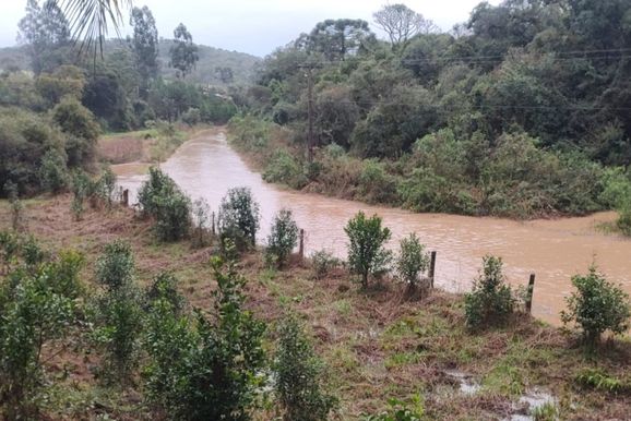 V&Iacute;DEO I Comunidades ficam isoladas ap&oacute;s fortes chuvas no interior de Canoinhas