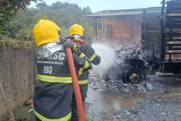 Inc&ecirc;ndio destruiu caminh&atilde;o, mas bombeiros evitaram que fogo atingisse barrac&atilde;o