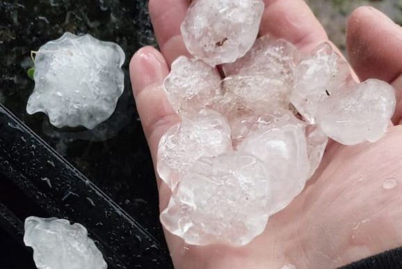 V&Iacute;DEO I Granizo de grandes propor&ccedil;&otilde;es provoca estragos e falta de energia em Canoinhas