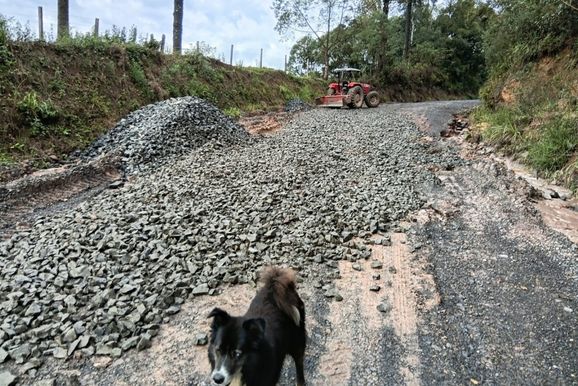 Cansados de esperar, moradores iniciam repara&ccedil;&atilde;o da SC-120 por conta pr&oacute;pria em Canoinhas