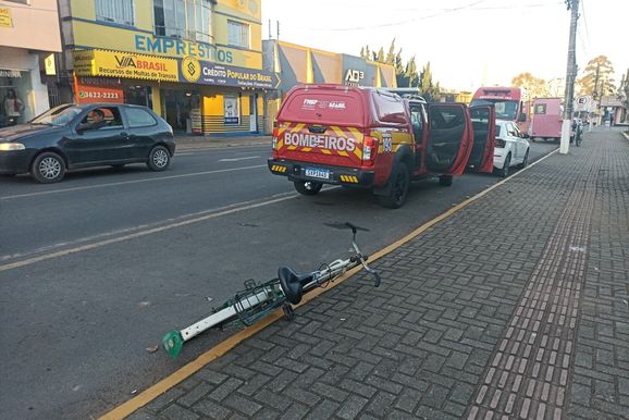 Ciclista &eacute; levado ao Pronto Atendimento ap&oacute;s acidente no Centro de Canoinhas