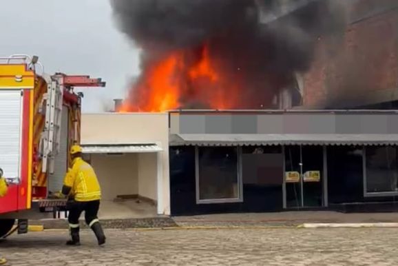 Fogo atinge com&eacute;rcio e resid&ecirc;ncia em bairro de Irine&oacute;polis