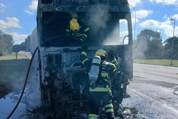 Inc&ecirc;ndio destr&oacute;i cavalo mec&acirc;nico de bitrem na BR-116, em Papanduva