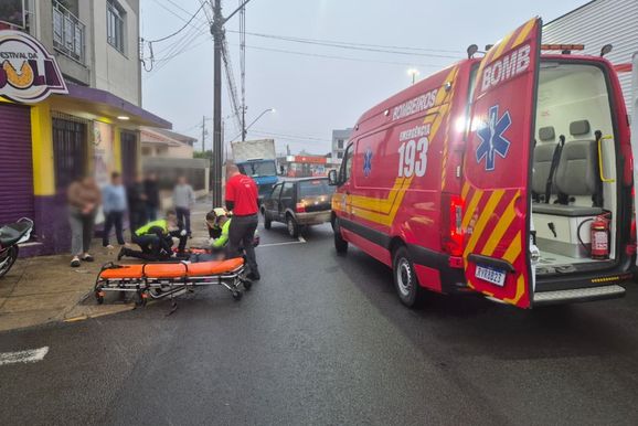 Motociclista de 24 anos &eacute; levado ao hospital ap&oacute;s acidente
