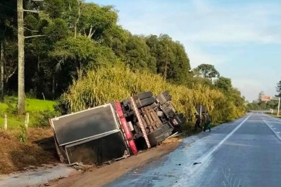 Motorista &eacute; levado ao hospital ap&oacute;s tombamento de caminh&atilde;o na SC-477