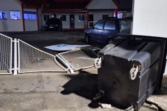 Carro invade p&aacute;tio do Corpo de Bombeiros e foge ap&oacute;s causar danos em Canoinhas