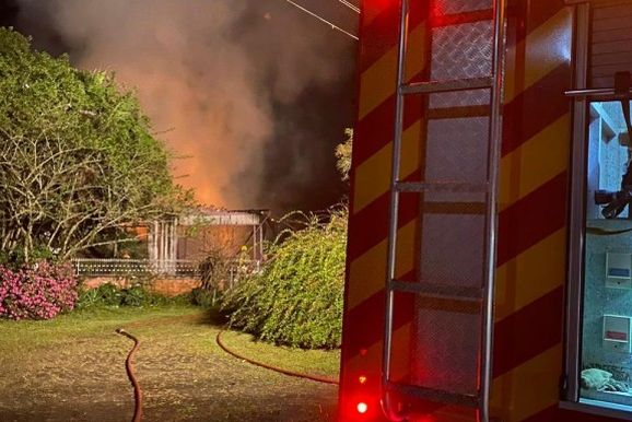 Casa &eacute; destru&iacute;da por inc&ecirc;ndio durante a madrugada em Papanduva