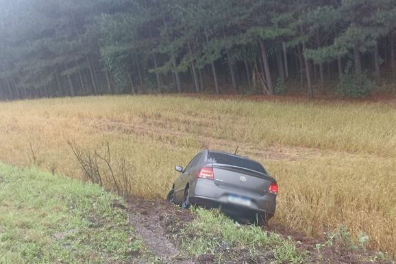 Chuva forte: carro aquaplana e sai da pista na BR-280 em Tr&ecirc;s Barras