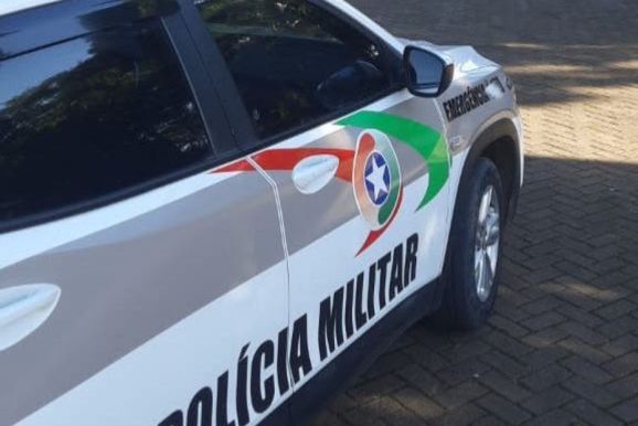 Homem fica nervoso ao ver a PM e acaba flagrado com droga em Canoinhas