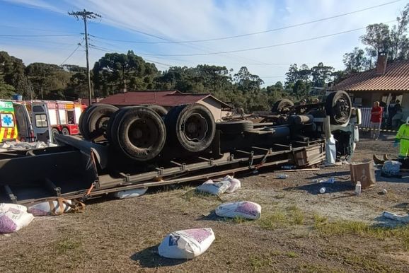 Motorista falece ap&oacute;s carreta tombar na BR-116 em Monte Castelo