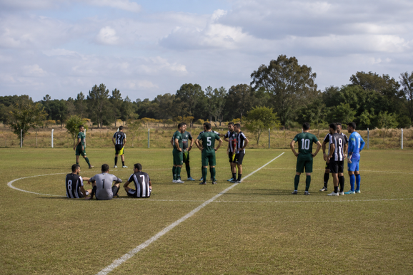 Times entram em campo, mas falta de &aacute;rbitros impede jogo do Municipal de Canoinhas