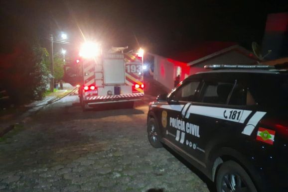 Bombeiros encontram corpo carbonizado durante combate a inc&ecirc;ndio em Porto Uni&atilde;o