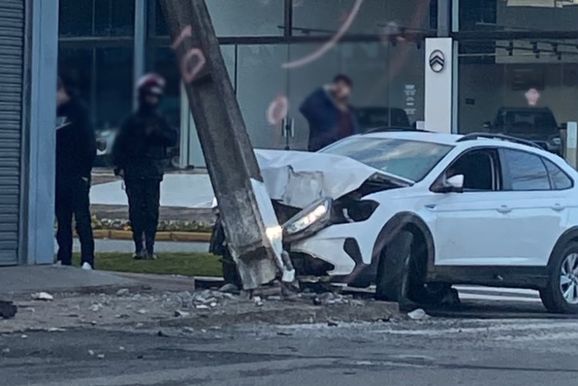 Carro colide contra poste na manh&atilde; deste domingo em Canoinhas