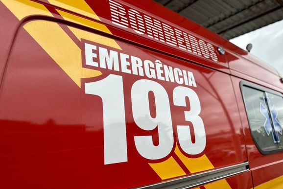 Colis&atilde;o entre carro e autopropelido deixa homem ferido em Tr&ecirc;s Barras