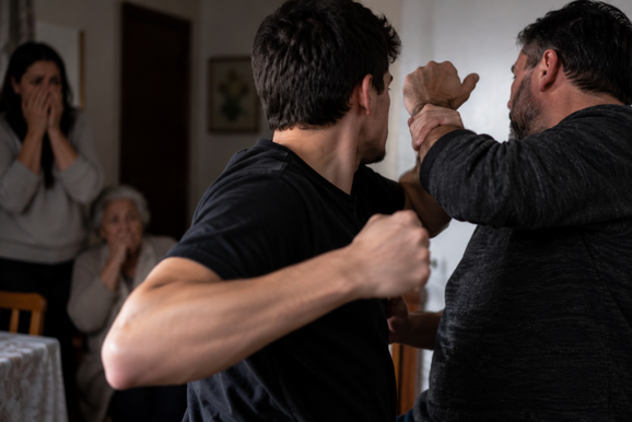 Discuss&atilde;o entre padrasto e enteado termina em agress&otilde;es em Canoinhas