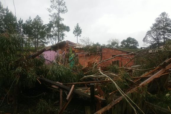 Fen&ocirc;meno com caracter&iacute;sticas de tornado causa estragos em Tr&ecirc;s Barras