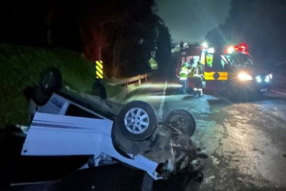 Fiat Uno capota na BR-116 e motorista fica ferido em Monte Castelo