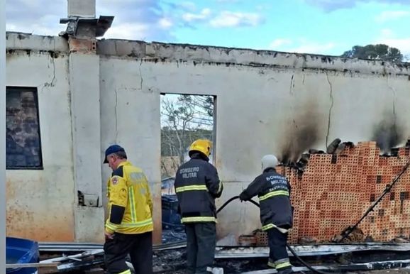 Inc&ecirc;ndio destr&oacute;i resid&ecirc;ncia de fam&iacute;lia com dois filhos no interior de Canoinhas