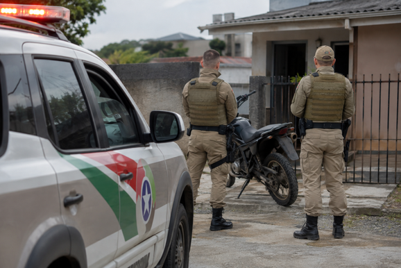 PM atende ocorr&ecirc;ncia de dano em motocicleta no bairro Piedade, em Canoinhas