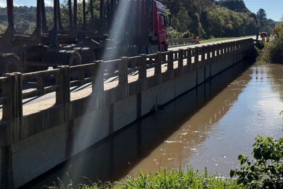 Rio Canoinhas recua ap&oacute;s enchente; 105 pessoas buscaram apoio humanit&aacute;rio