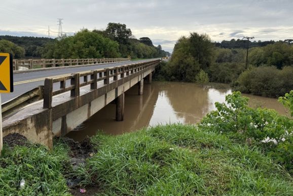 Rio Canoinhas sobe para 4,8 metros e Defesa Civil mant&eacute;m monitoramento
