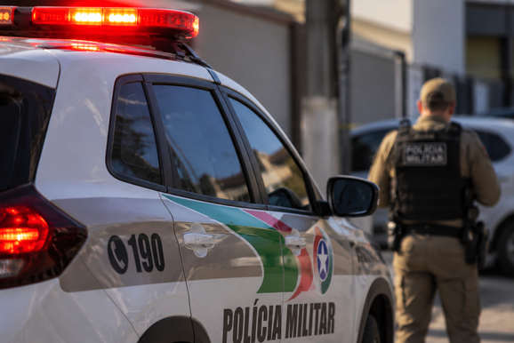 V&iacute;tima &eacute; baleada dentro de casa e suspeito acaba preso em Tr&ecirc;s Barras