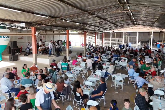 Costela de Fogo de Ch&atilde;o em Itobi: Tradi&ccedil;&atilde;o e inclus&atilde;o em um s&oacute; evento