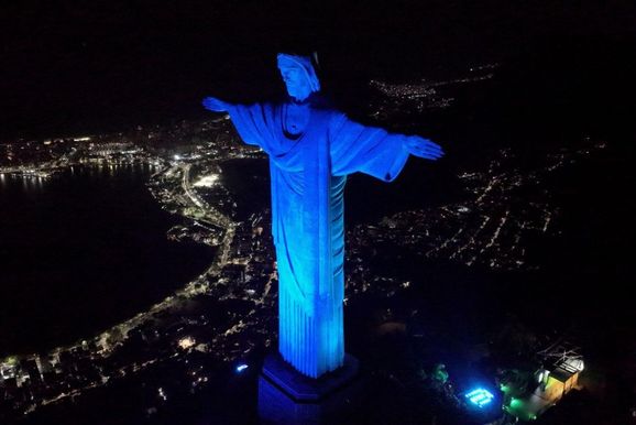 Cristo Redentor &eacute; iluminado de azul em homenagem aos 65 anos de morte do Beato Donizetti