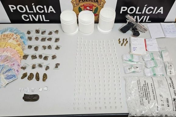 Pol&iacute;cia Civil apreende mais de 1 kg de coca&iacute;na, arma com numera&ccedil;&atilde;o raspada e dinheiro 