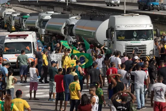 Caminhoneiros iniciam paralisa&ccedil;&atilde;o e cobram vota&ccedil;&atilde;o da MP do Frete