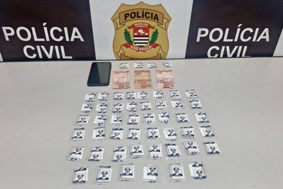 Pol&iacute;cia Civil prende suspeito com coca&iacute;na estampada com personagem "Seu Madruga"