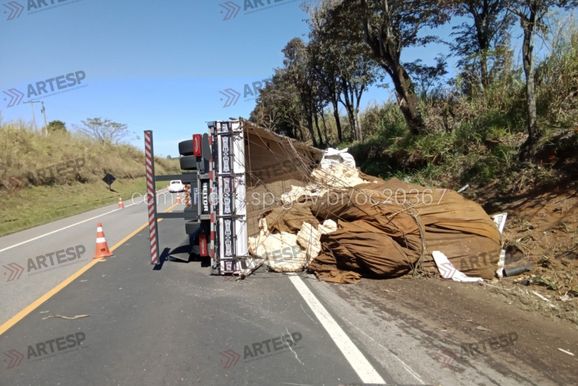 Carreta carregada com batatas tomba na SP-342 e deixa motorista gravemente ferido
