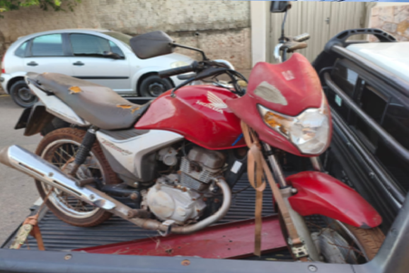 Moto furtada &eacute; encontrada sob vegeta&ccedil;&atilde;o em loteamento de Casa Branca