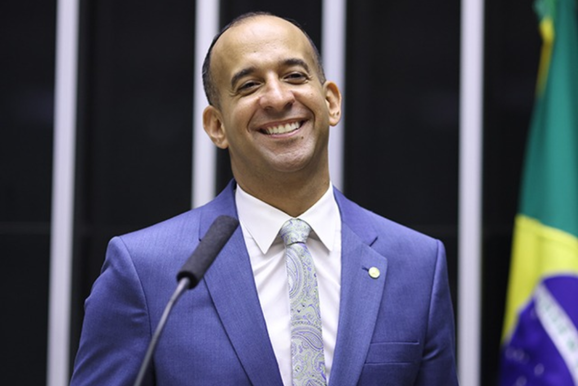 Deputado Paulo Alexandre Barbosa cobra medidas contra a alta dos combust&iacute;veis