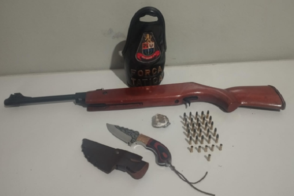 Homem &eacute; preso com maconha e arma ilegal em Santa Cruz das Palmeiras