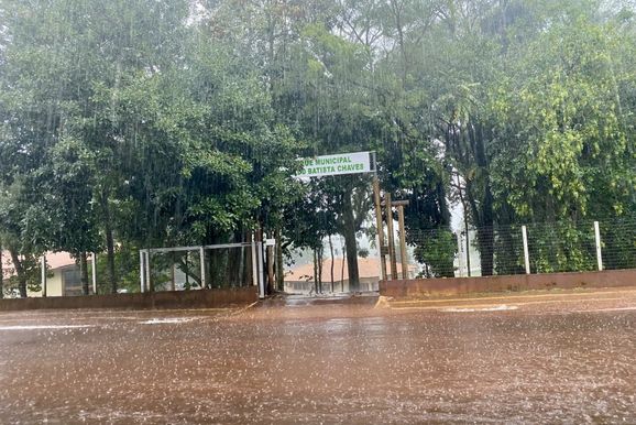 Frente fria avan&ccedil;a no Paran&aacute; 